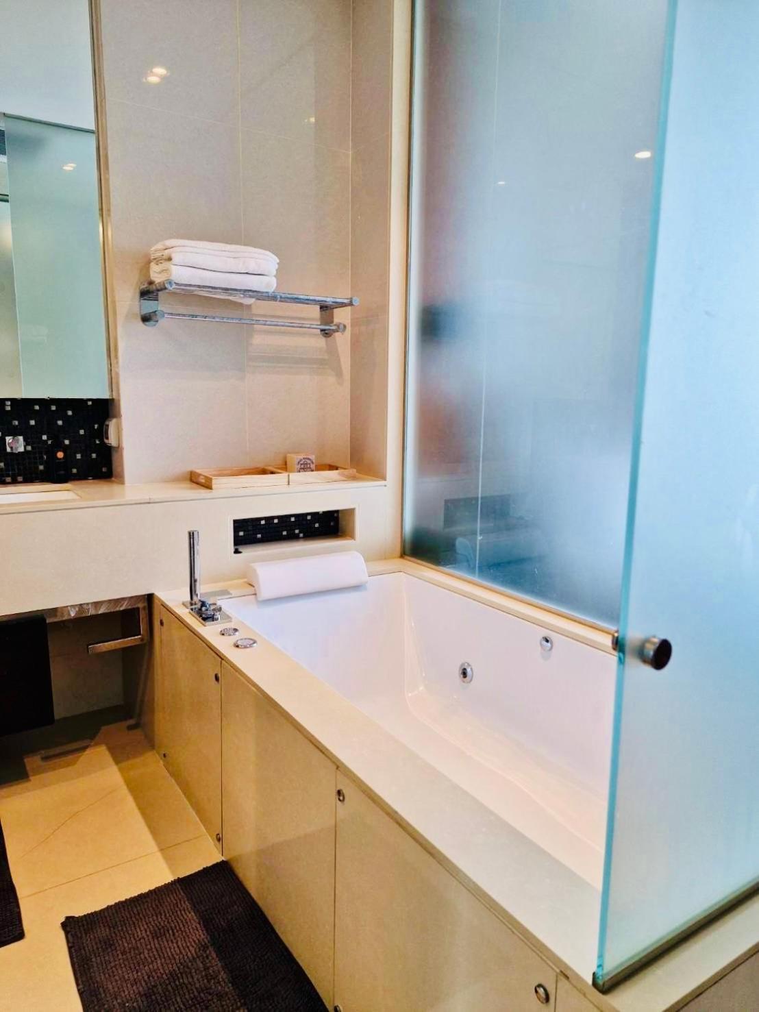 Luxury 1Bed 1Bath 300M Bts Phrom Phong, Emporium Emsphere Emquartier Bangkok Exteriör bild